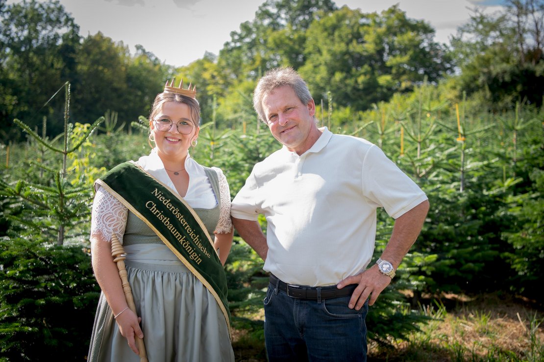 Christbaumkönigin Caroline König mit ihrem Vater in der Christbaumkultur.