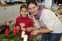 Adventkranzbinden in der Volksschule St. Peter